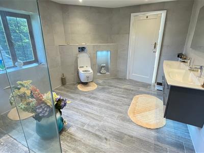 EN-SUITE 4-PIECE SHOWER ROOM